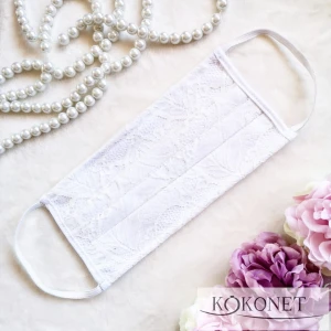 Korunovaná krajková rouška