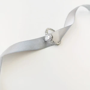 Univerzální stříbrný prsten s cubic zirkonií a ozdobným obroučkem