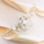 Vlásniční hřeben s perlami a stříbrnými květy pro svatební účes