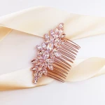 Hřeben na vlasy ve stylu růžového zlata jako ozdobný prvek pro svatební účes