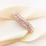 Svatební spona v růžovém zlatě s lesklými zirkony ve tvaru lístků