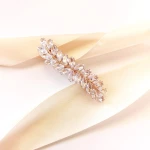 Svatební spona zlatá s lesklými zirkony na lístcích