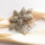 Hřeben na vlasy zdobený zirkony s motivem lístků v zlatém provedení