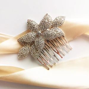 Hřeben na vlasy zdobený zirkony s motivem lístků v zlatém provedení