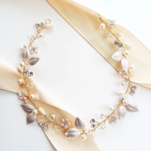 Romantyczna złota opaska ślubna do włosów z listkami i perełkami
