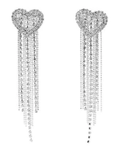 Náušnice ve tvaru stříbrných srdéček s dlouhými řetězy