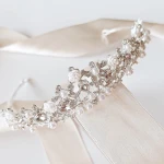 Tiára pro nevěstu stříbrná s květinami z perel a kubickými zirkony