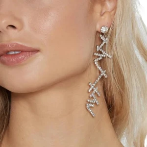 Náušnice ze stříbra s neobvyklým lomeným tvarem a zirkony