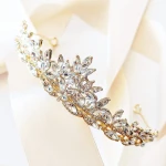 Tiara koruna diadém zlatá na svatební hostinu