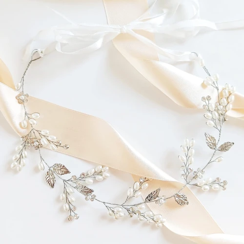 Srebrny wianek z perłami cyrkoniami i listkami