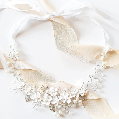 Srebrny wianek z kwiatami listkami i perłami piękny