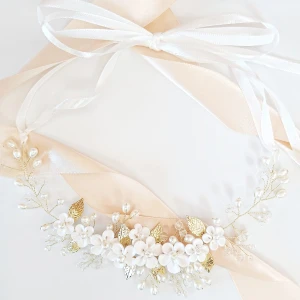 Zlatý věneček s květy lístky a perličkami krásný