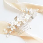 Stříbrný hřeben s bílými květy perličkami a větvičkami