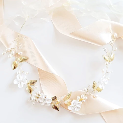 Złota opaska na włosy delikatna z kwiatami czarująca