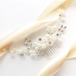 Věneček na vlasy s perlami a střižkovými kamínky stříbrný