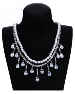 Elegantní náhrdelník s perlami a zirkony