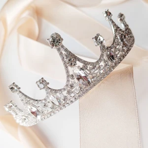 Působivý diadém tiára koruna s zirkony