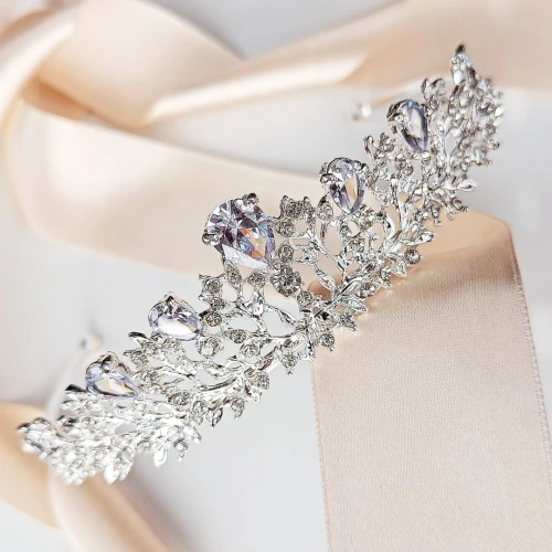 Srebrna tiara diadem z listkami motyw roślinny