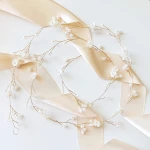 Jemný dlouhý věnec do vlasů čelenka s květinami a zlatými perlami