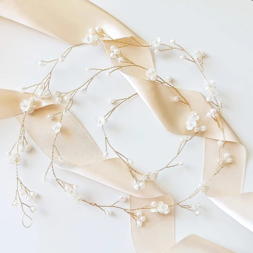Delikatna długa girlanda do włosów z kwiatami i perłami złota