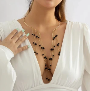 Zlatý náhrdelník s kaskádovitými řetízky a černými korálky