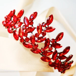 Okázalý červený černý diadém tiára s lístky na ples