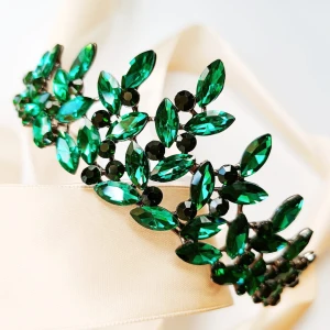Okázalý zelený černý diadém tiára s lístky na ples