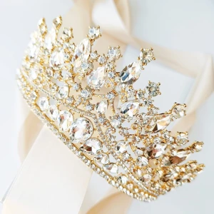 Okázalý zlatý diadém velmi lesklý a nádherný