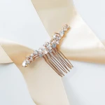 Elegantní zlatý hřeben do vlasů se zirkony