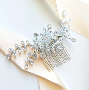 Stříbrný hřebínek se zirkonovými aplikacemi