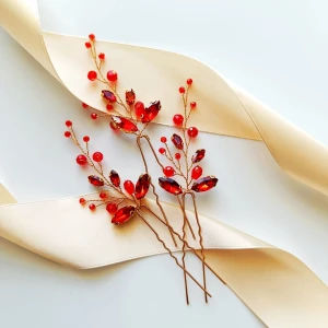 Sada tří zlatých ozdobných červených vlásenek se zirkony a krystaly