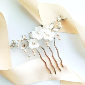 Stříbrný hřebínek s květinami z polymerové hmoty, perlami a zirkony