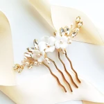 Zlatý hřebínek s květinami z polymerové hmoty, perlami a zirkony