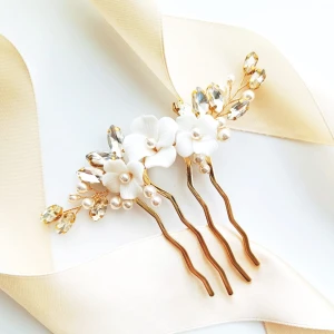 Zlatý hřebínek s květinami z polymerové hmoty, perlami a zirkony