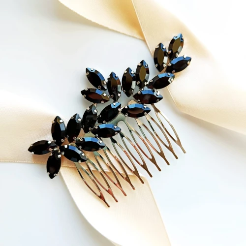 Srebrny efektowny grzebień czarne cyrkonie elegancka ozdoba do włosów