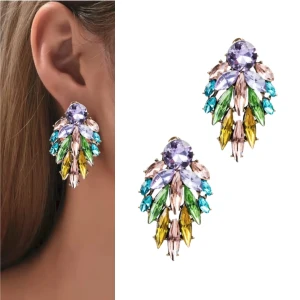 Barevné náušnice u ucha se třpytivými zirkony