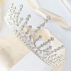 Elegantní vysoká stříbrná tiára s krystalky